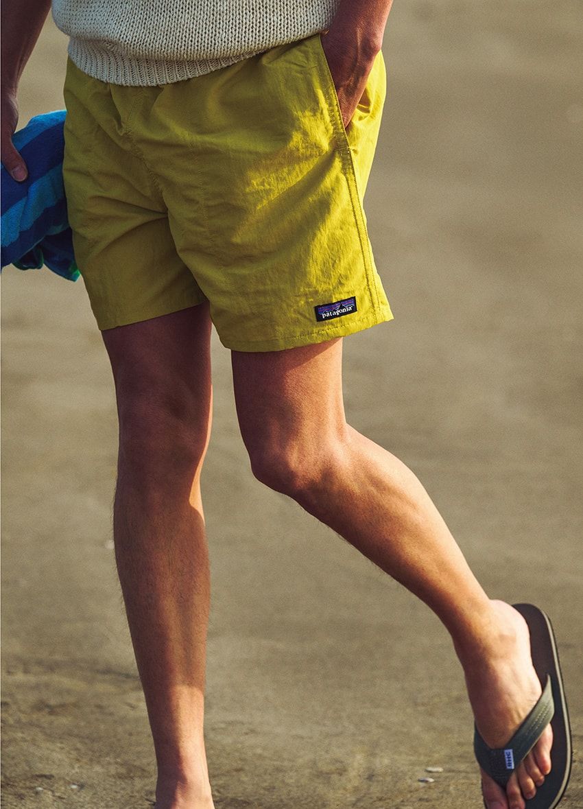 ショーツ9900円／パタゴニア（パタゴニア日本支社　0800-8887-447）、ニット4万9500円／イレーヴ　03-5785-6447、サンダル1万9800円／レインボー サンダル フォー RHC（RHC ロンハーマン　0120-008-752）