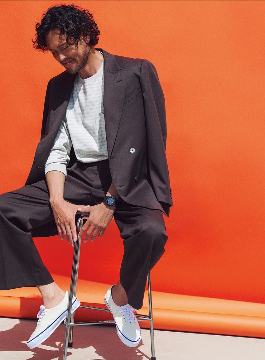 腕時計1万9800円／Gショック（カシオ計算機　0120-088925）、ジャケット9万3500円、パンツ3万9600円／ともにニート（にしのや　03-6434-0983）、カットソー1万4300円／サタデーズ ニューヨークシティ　03-5459-5033、サングラス6万2810円／オリバーピープルズ（ルックスオティカジャパン　0120-990-307）、スニーカー1万1000円／ヴァンズ（ヴァンズ ジャパン　0120-994-250）