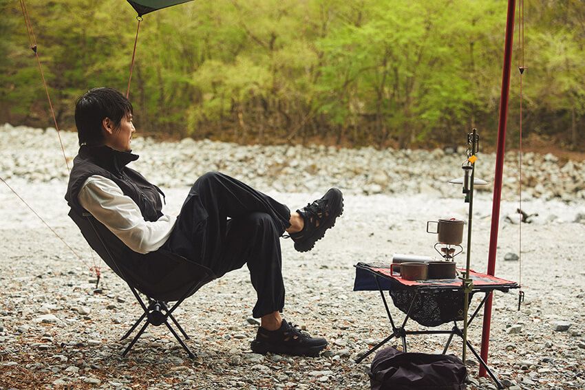 水上剣星（みかみ・けんせい）●俳優、モデルとして活躍。キャンプやそれにまつわるギア、古着好きとしても知られ、アウトドア関連ブランドのプロデュースなども手掛ける。山遊びには、ハードさは求めず、家族や友人と“ゆったりまったり”がこだわり。サンダル1万3970円、カットソー5500円、パンツ1万4850円／すべてコロンビア（コロンビアスポーツウェアジャパン