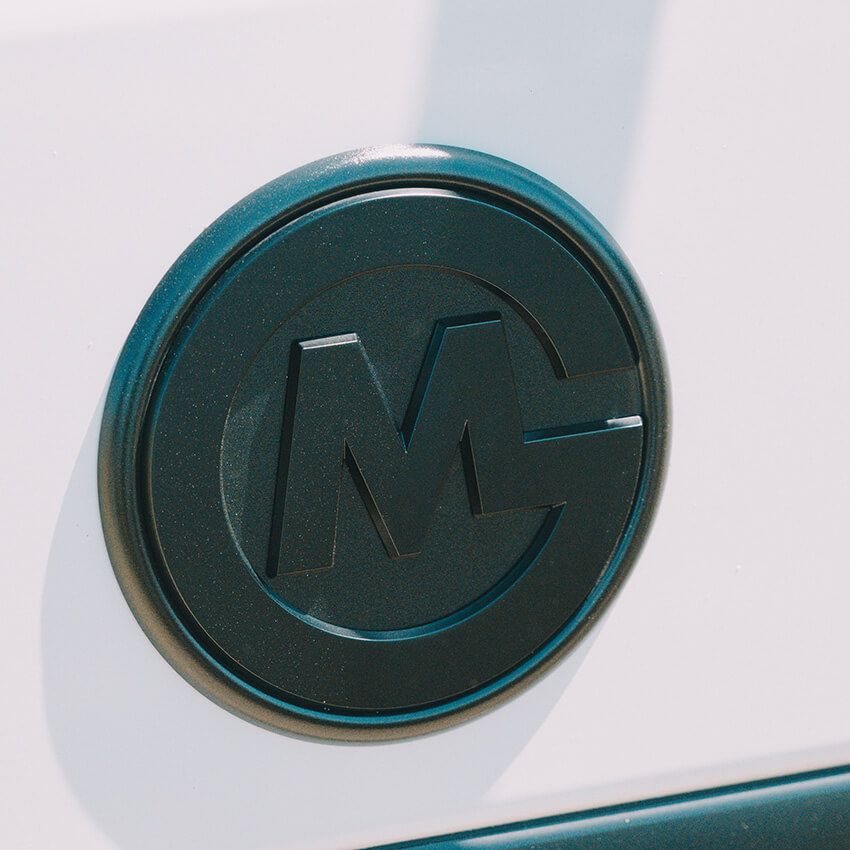 イモトアヤコの愛車“入手困難な特別ハイエース”を拝見！「女子ウケは悪い。でもオジサンには響く（笑）」 - 6枚目の画像