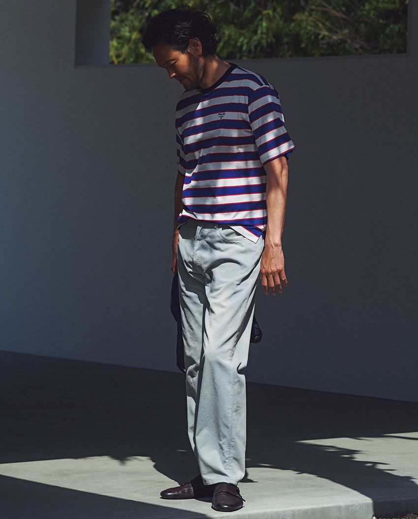 Tシャツ12万2100万、パンツ21万4500円、靴18万7000円、手に持ったジャケット36万3000円［すべて予価］／すべてプラダ