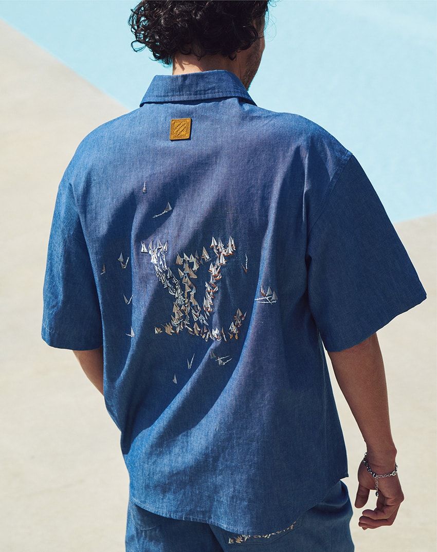 シャツ31万6800円、パンツ27万7200円（ともに予価）、ブレスレット11万4400円／すべてルイ・ヴィトン