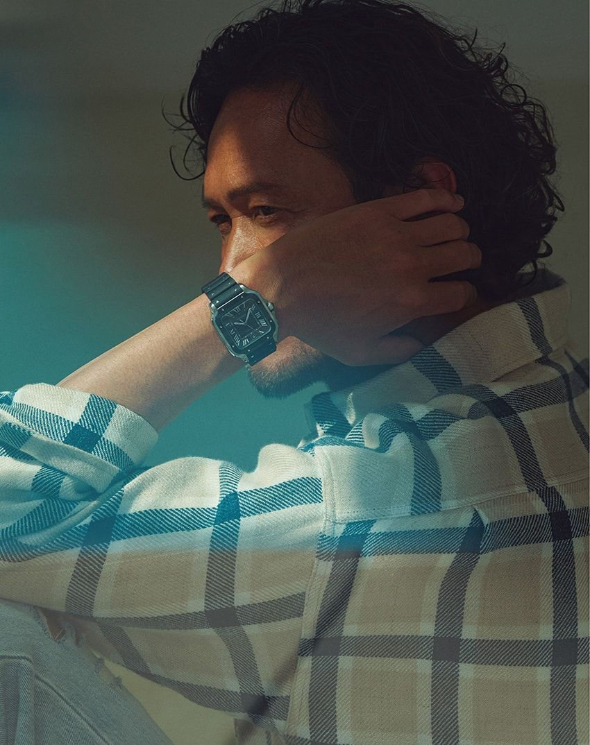 腕時計SSケース、47.5×39.8mm、自動巻き。128万400円／カルティエ　0120-1847-00、シャツ13万2000円／ビズビム　03-5468-5424、デニム1万5400円／リーバイス（リーバイ・ストラウス ジャパン　0120-099-501）