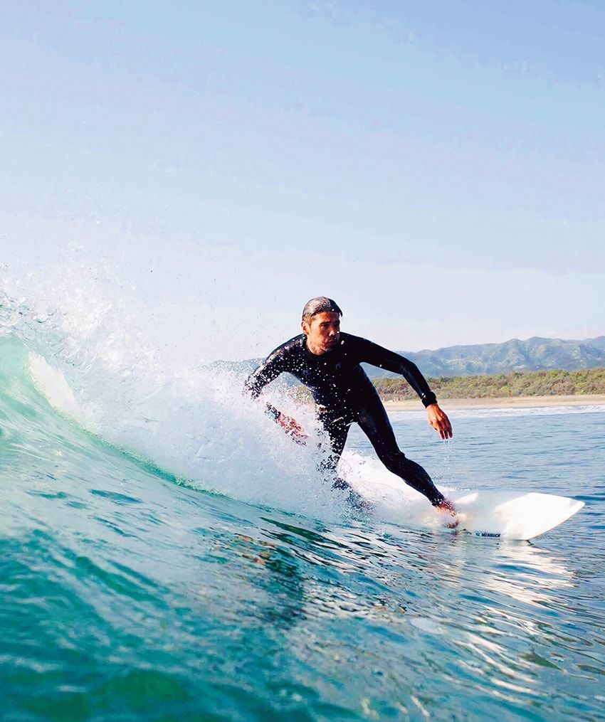 藍染めジャケットに、ブルーグラデのカーデetc. 建築家 岩切剣一郎さんの“海を感じる”スタイル3例 - 1枚目の画像