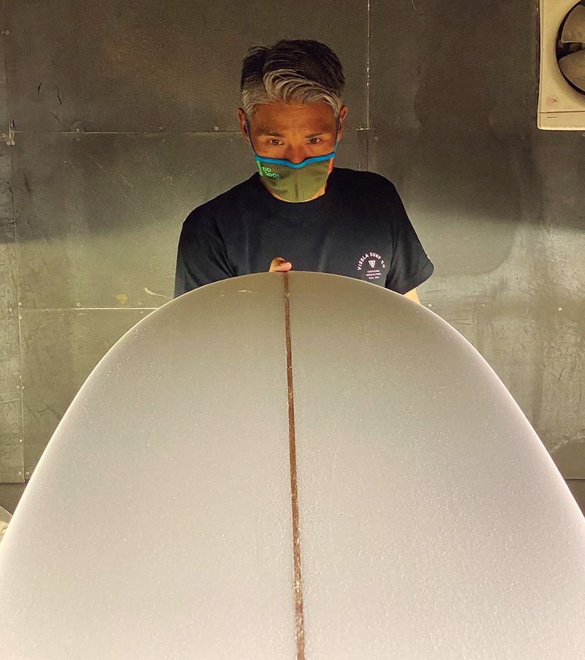 藍染めジャケットに、ブルーグラデのカーデetc. 建築家 岩切剣一郎さんの“海を感じる”スタイル3例 - 2枚目の画像