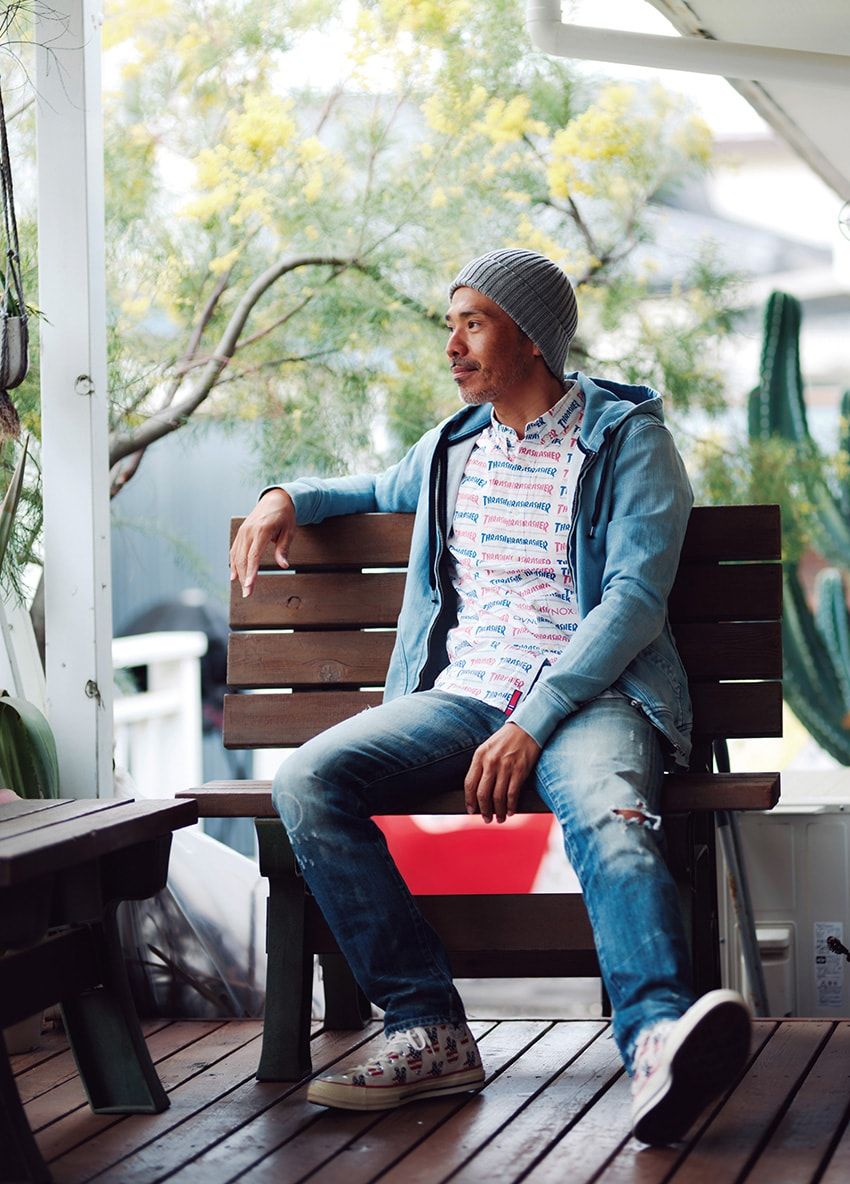 藍染めジャケットに、ブルーグラデのカーデetc. 建築家 岩切剣一郎さんの“海を感じる”スタイル3例 - 7枚目の画像