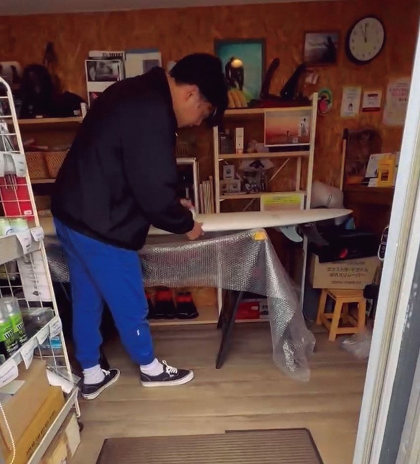 落語家 瀧川鯉斗さんの“サーフ”な私服をチラ見せ！セットアップに、シャツスタイルも - 4枚目の画像