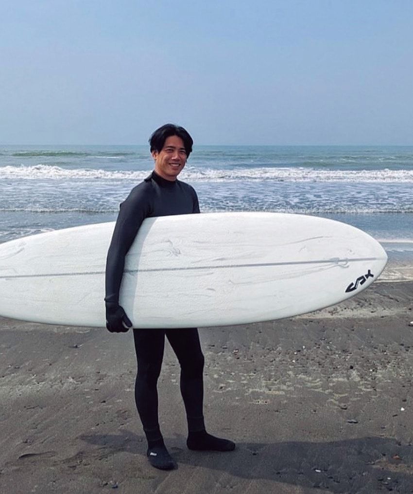 落語家 瀧川鯉斗さんの“サーフ”な私服をチラ見せ！セットアップに、シャツスタイルも - 5枚目の画像