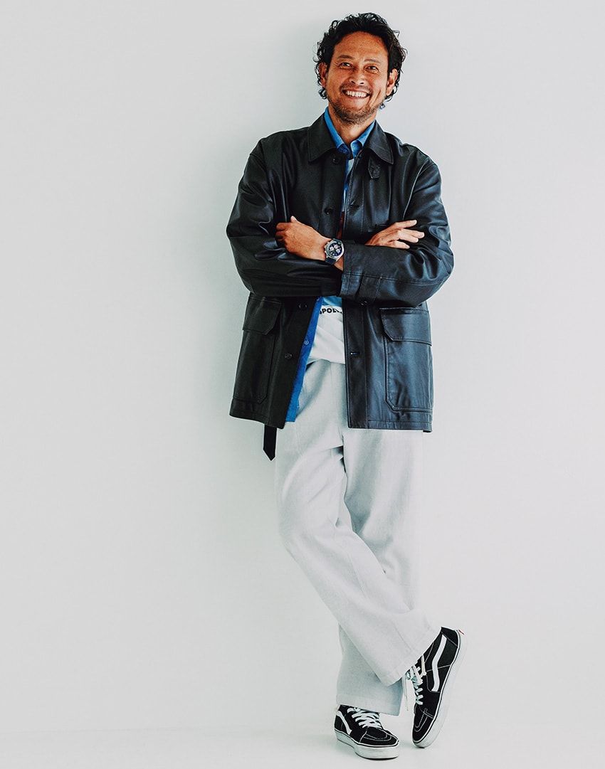 腕時計124万8500円／ブライトリング（ブライトリング・ジャパン　0120-105-707）、ジャケット19万8000円／イレーヴ　03-5785-6447 、 シャツ7万3700円／アーペントル（シップス　0120-444-099）、Tシャツ7150円／タンタン フォー アダム エ ロペ（アダム エ ロペ　0120-298-133）、パンツ 3万3000円／サウザンズ（イーライト　03-6712-7034）