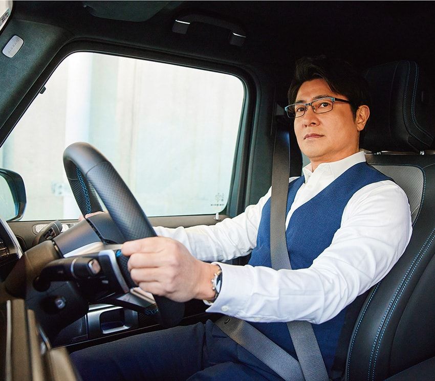 「Gクラスの中でも圧倒的に乗り心地がいいし、とても静か。GロアーをオンにすればV8擬似音で高揚感も得られるので、ヤンチャにも、ジェントルにも運転を楽しめる。これなら従来のGクラスファンも納得できるはず！」。