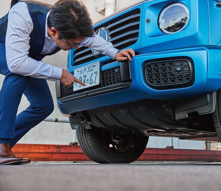 各輪にトランスミッションを持ち、電動車ながらローレンジを設定。専用開発サスペンションは頑丈なラダーフレームに取りけられたダブルウィッシュボーン、リアはリジット方式を採用。「水厳禁に思われそうな電動車ですが、このG 580の渡河性能は、ディーゼルエンジンのG 450 dの水深700mmを上回る850mm！ 驚きのスペックです」。