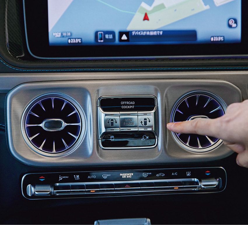 インパネ中央には、Gクラスの武骨さの特徴だったデフロック機能はなく、オフロード上でGターンやドリフト状態をONにできるGステアリングのスイッチが配される。「4輪独立したモーター制御を活かし、戦車のようにその場で360度回るGターンは体感したら驚くこと間違いなし。どちらも公道では使用できませんのでご注意ください」。