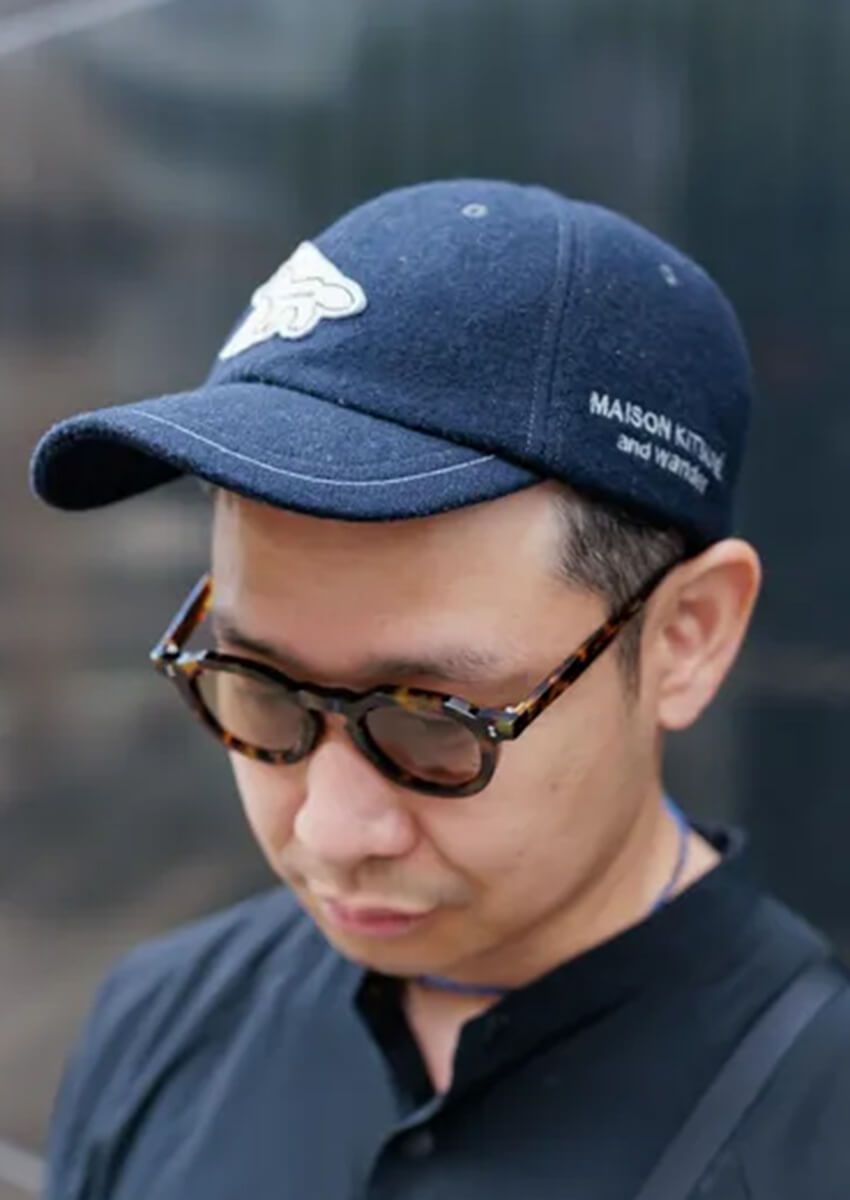 軽装のアクセントに！40代の“大人のキャップコーデ”3選に学ぶ、選びのキモと合わせのコツ - 1枚目の画像