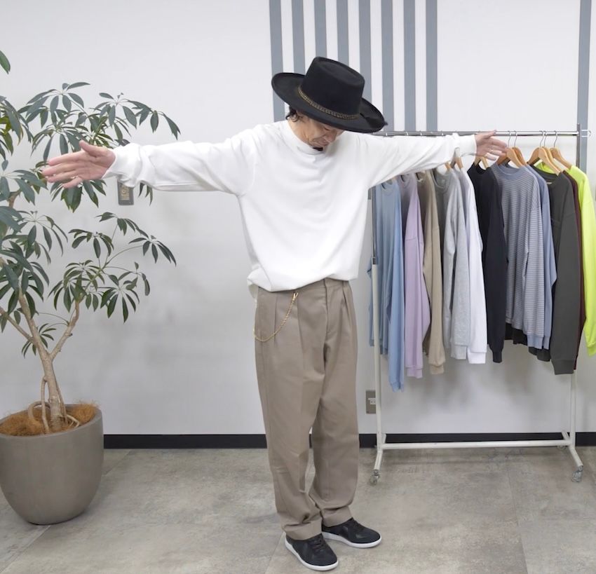 ハラ（178cm、60kg）は「ヘインズ」のXLサイズを着用