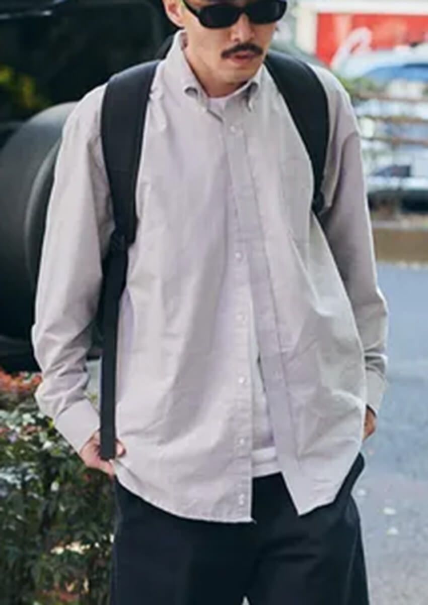 “無地シャツ”でもしっかり個性を出す着こなし3選！タックインや袖捲り、ボタンの留め方etc. - 1枚目の画像