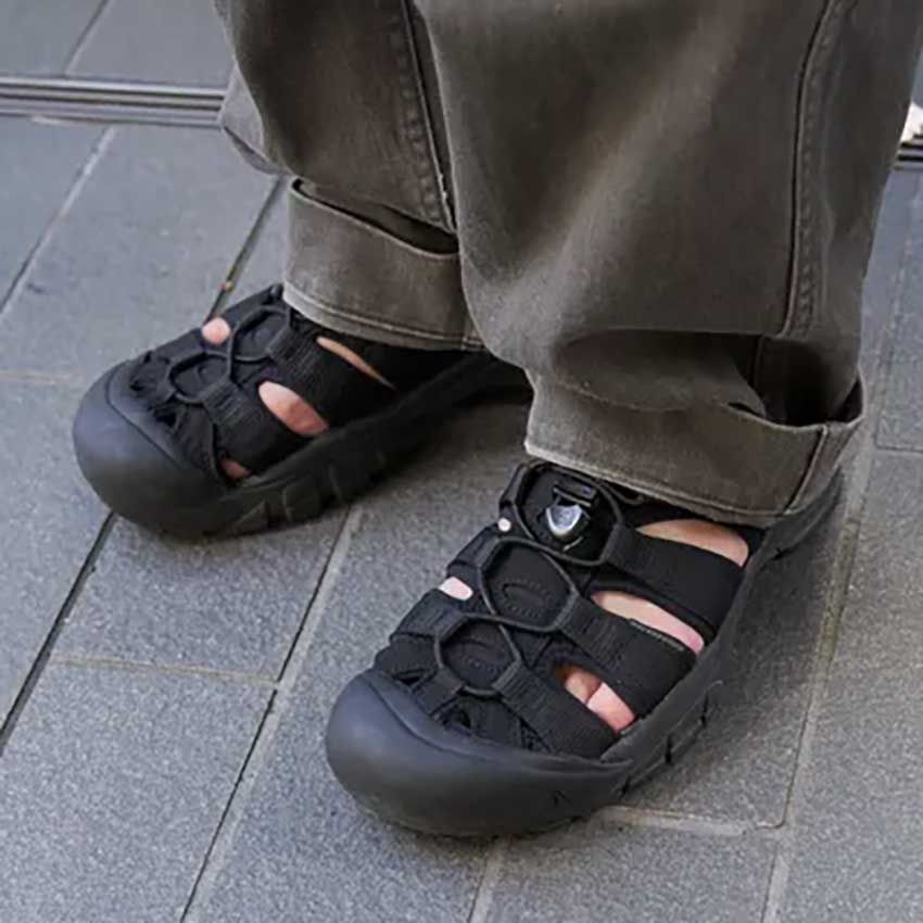 “サンダル以上スニーカー未満”なKEENのシューズはきれいめスタイルにも合う！街角の模範例3選 - 1枚目の画像