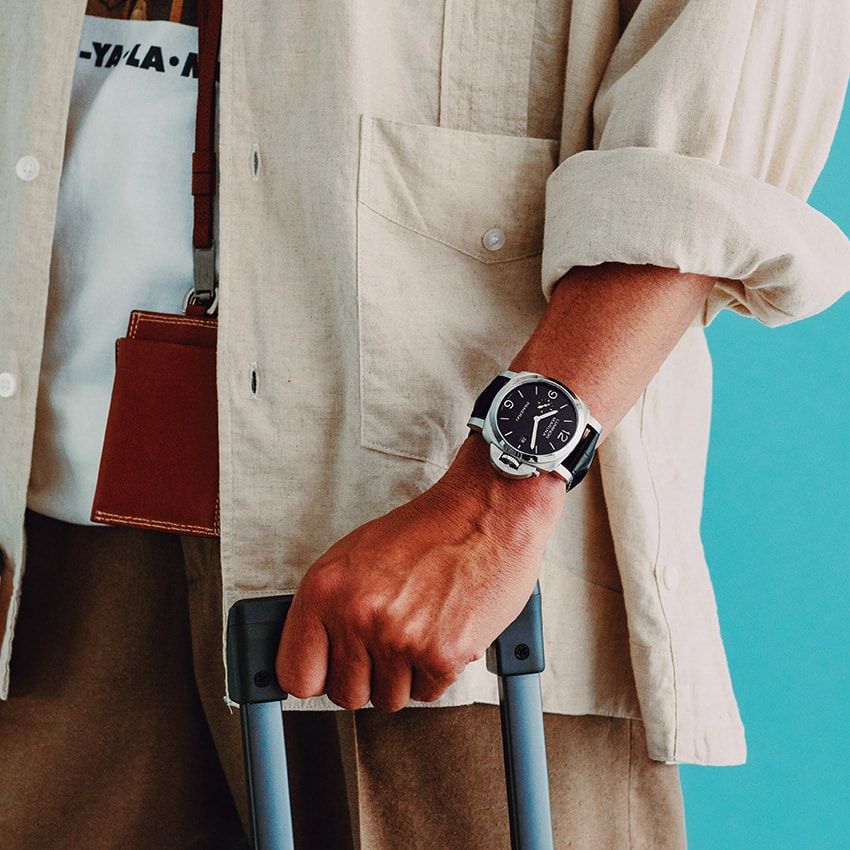 腕時計 SSケース、44mm幅、自動巻き。132万円／パネライ（オフィチーネ パネライ　0120-18-7110）、シャツ5万3900円／エンジニアド ガーメンツ　03-6419-1798、Tシャツ7150円／タンタン フォー アダム エ ロペ（アダム エ ロペ　0120-298-133）、パンツ10万7800円／カルーゾ（ワイルド ライフ テーラー　0120-298-133）、ネックストラップ2万2000円、カードケース4万6200円／ともにナイスネス（イーライト　03-6712-7034）