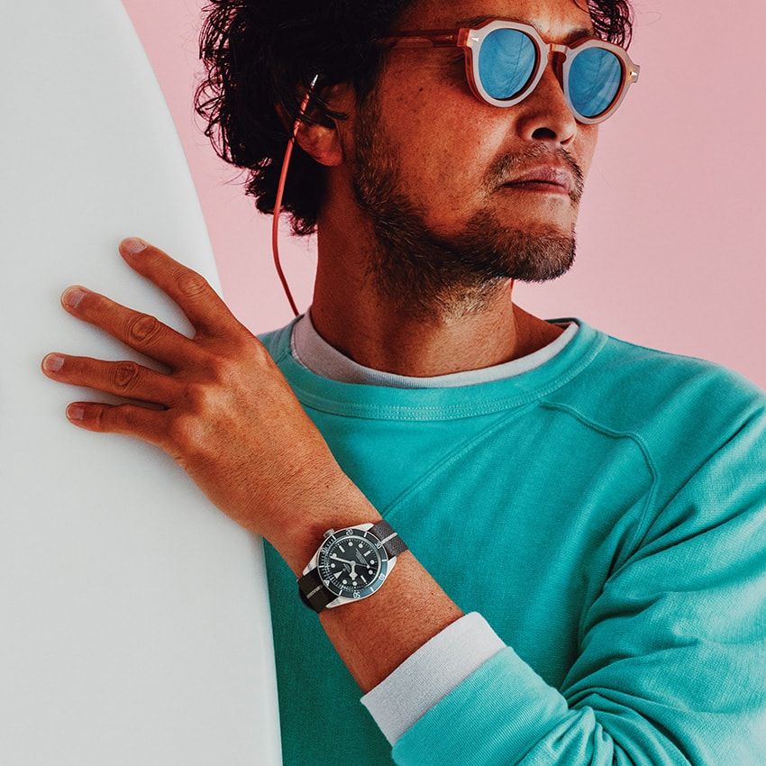 腕時計シルバーケース、39mm径、自動巻き。67万8700円／チューダー（日本ロレックス / チューダー　0120-929-570）、スウェット4万7300円／ナイスネス（イーライト　03-6712-7034）、カットソー1万3200円／サタデーズ ニューヨークシティ　03-5459-5033、サングラス7万5900円／アーレム、グラスコード5720円／ダイアン・テーラー（ともにグローブスペックス エージェント　03-5459-8326）