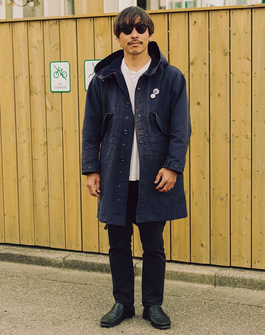 コート＝エンジニアド ガーメンツ　パンツ＝リーバイス　靴＝フローシャイム　サングラス＝レイバン