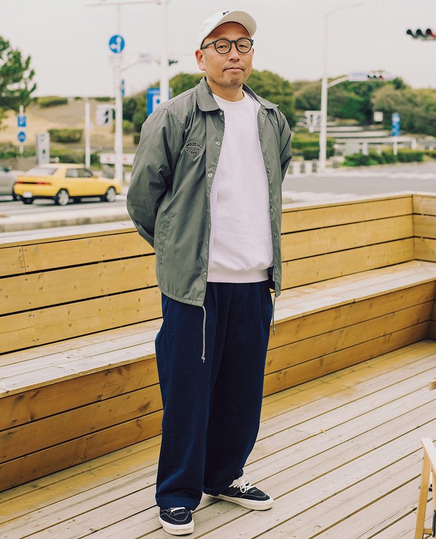 ジャケット、スウェット＝ともにアムステルダム ウェットスーツ　パンツ＝ディッキーズ　スニーカー＝ヴァンズ　メガネ＝金子眼鏡店