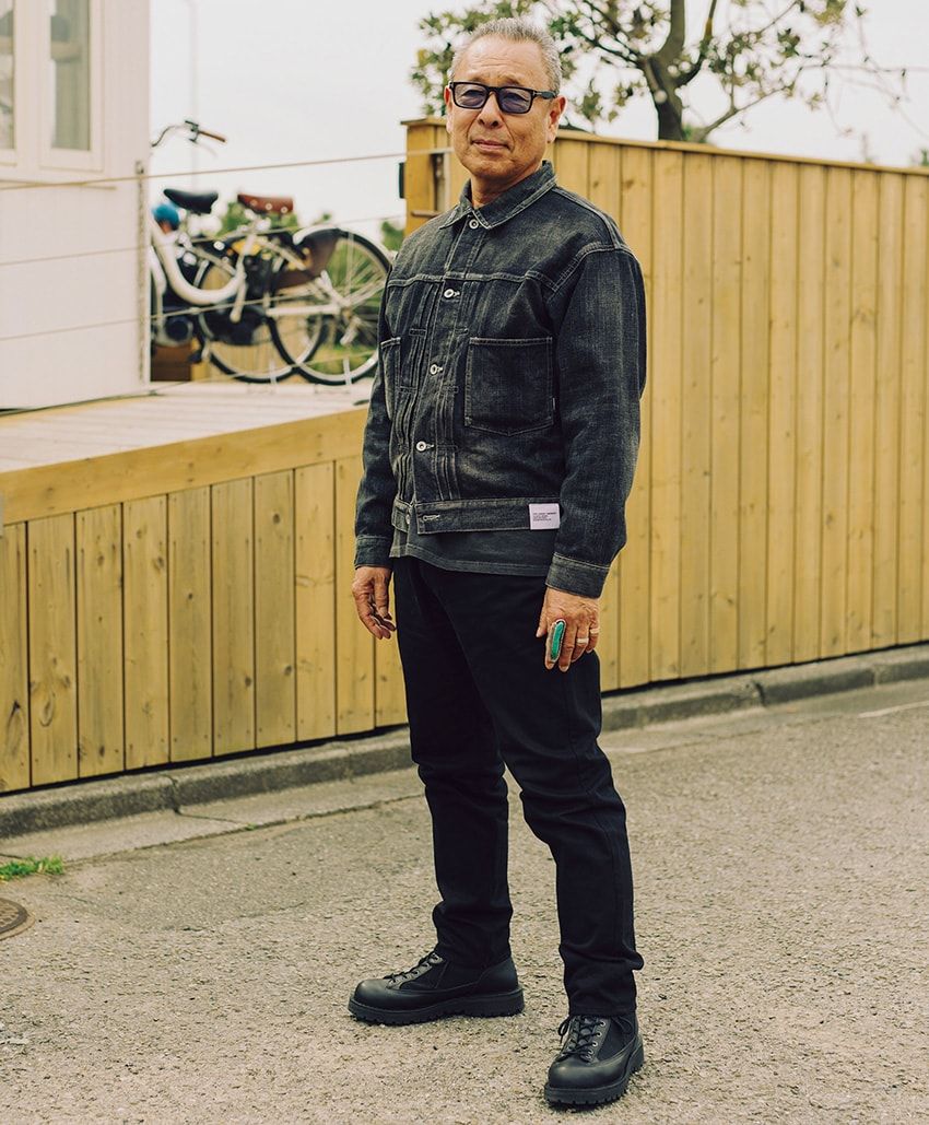 デニムジャケット＝ネイバーフッド　パンツ＝ラッツ　靴＝ダナー　サングラス＝トム フォード アイウエア