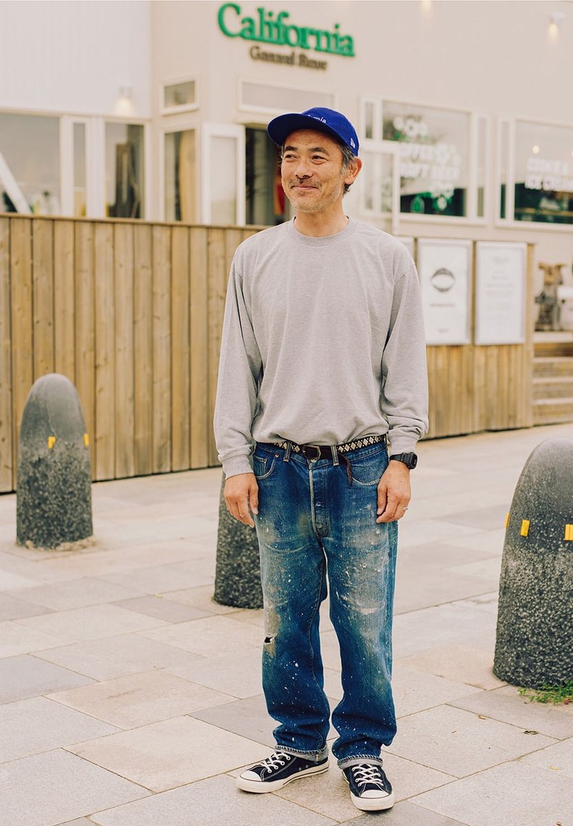 カットソー、キャップ＝ともにカリフォルニア ジェネラルストア　デニム＝リーバイス　スニーカー＝コンバース