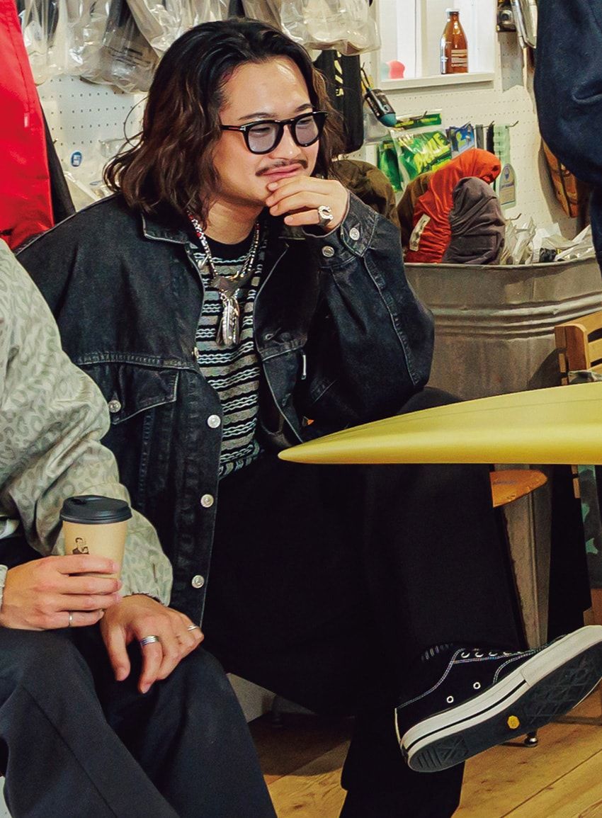 デニムジャケット、Tシャツ＝ともにクーティープロダクションズ　スニーカー＝コンバース　ネックレス＝ゴローズ　サングラス＝トム フォード アイウエア