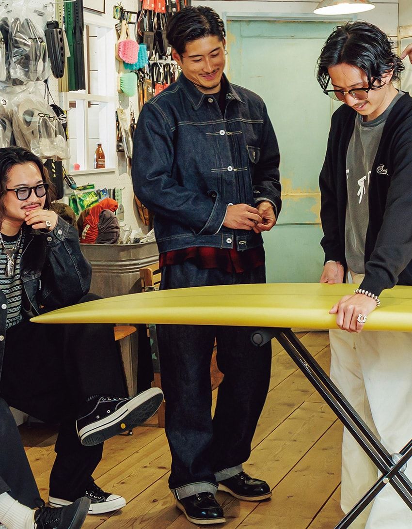 デニムジャケット、デニム＝ともにリー × ショット　ブーツ＝レッドウィング　腕時計＝IWC