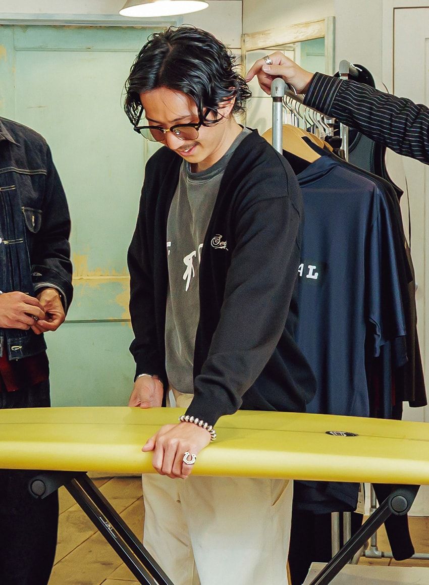 カーディガン＝シークエル　Tシャツ＝トゥデイエディション　デニム＝古着　サングラス＝ノチノ オプティカル