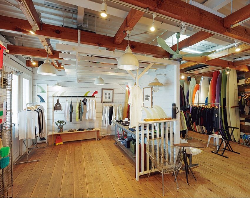 オリジナルサーフボードやアパレル、ライフスタイル雑貨を販売。ピッペンさんが店頭に立つ日はインスタグラムなどから確認できる。