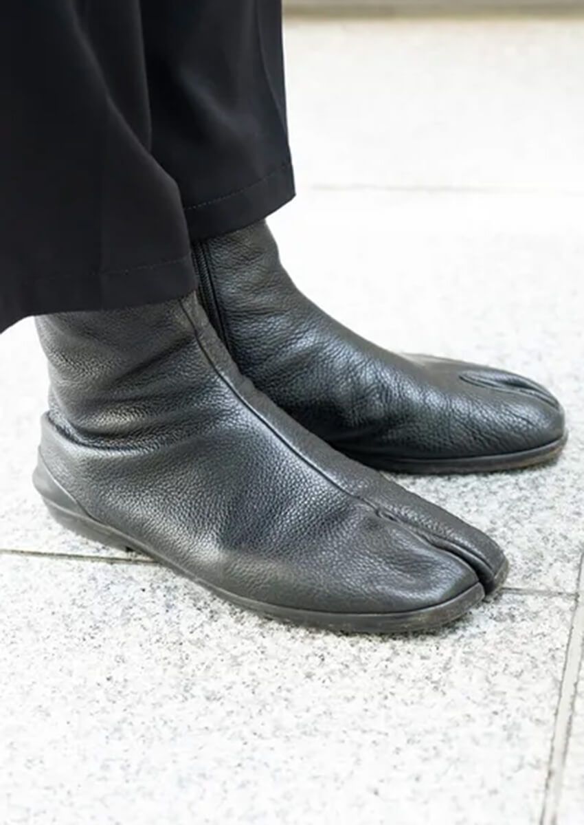 メゾン・マルジェラの名作シューズ「タビ」。春夏の軽装に“重し”として使った洒落者たちをスナップ！ - 1枚目の画像