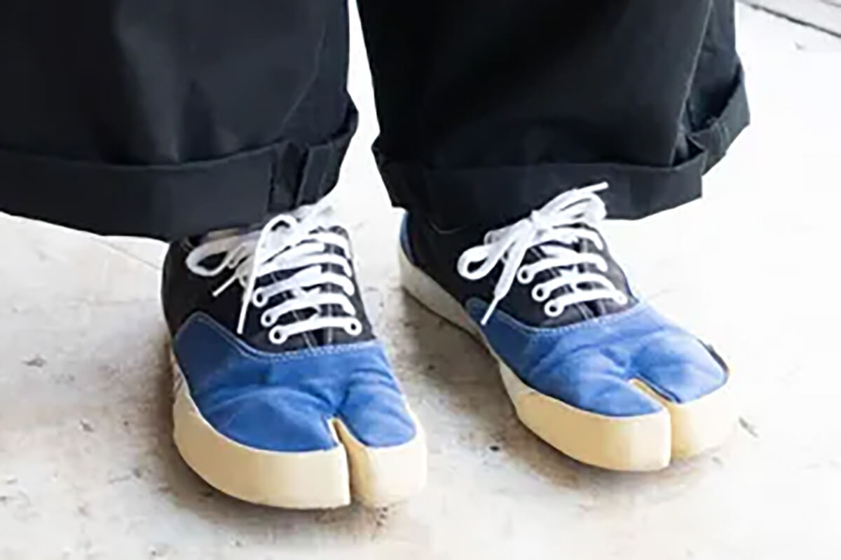 メゾン・マルジェラの名作シューズ「タビ」。春夏の軽装に“重し”として