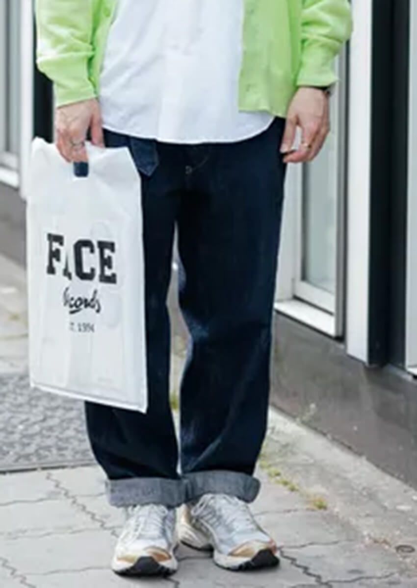 大人のデニムスタイルは“適度に品よく”がキーワード。シャツを駆使して洒落た3人のコーデ集 - 1枚目の画像