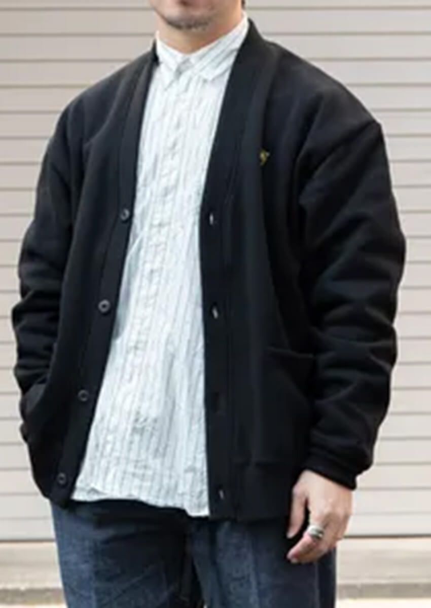 この時季に大活躍！「シャツ＋カーディガン」スタイル。街中でキャッチした洒落者3名の着こなし - 1枚目の画像