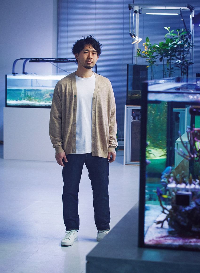 イノカ 取締役CAO 増田直記さん。デニム1万2100円／エドウイン　0120-008-503、カーディガン3万6300円／ロンハーマン　0120-008-752、カットソー1万6500円／エヌ ヴィビー（アテンション・ジャパン・プロダクツ　03-5724-3730）、スニーカー2万4200円／クレイ（リーガル コーポレーション　047-304-7261）