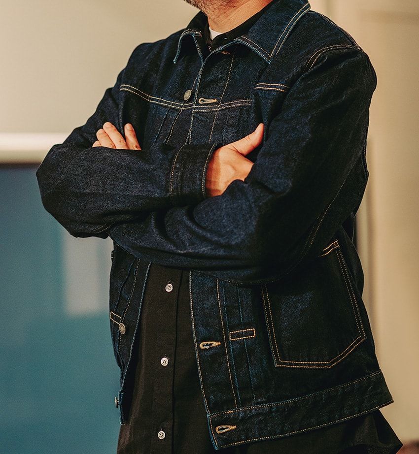 “THE NEXT 40 YEARS DENIM”がテーマである新ラインのデニムジャケット。使用する水を従来よりも大幅に削減させた独自の洗い加工 「AIRWASH」 で仕上げた柔軟な生地が持ち味だ。2万790円／ゲス ジーンズ（ゲス　0120-82-3788）