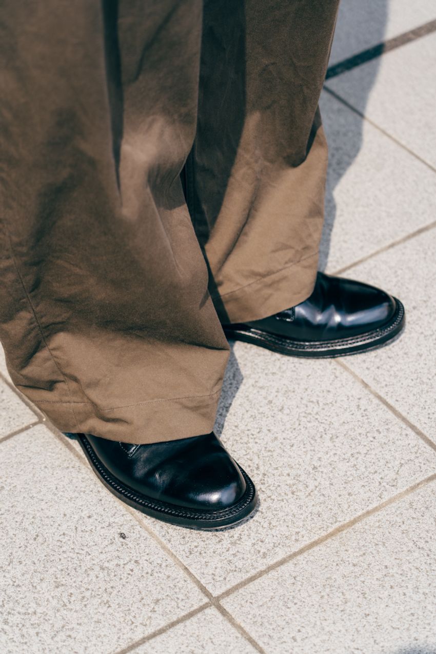 30代〜50代の“春シャツ”はベージュが気分。短パン、チノetc.パンツも同系色でまとめた大人コーデ3選 - 8枚目の画像