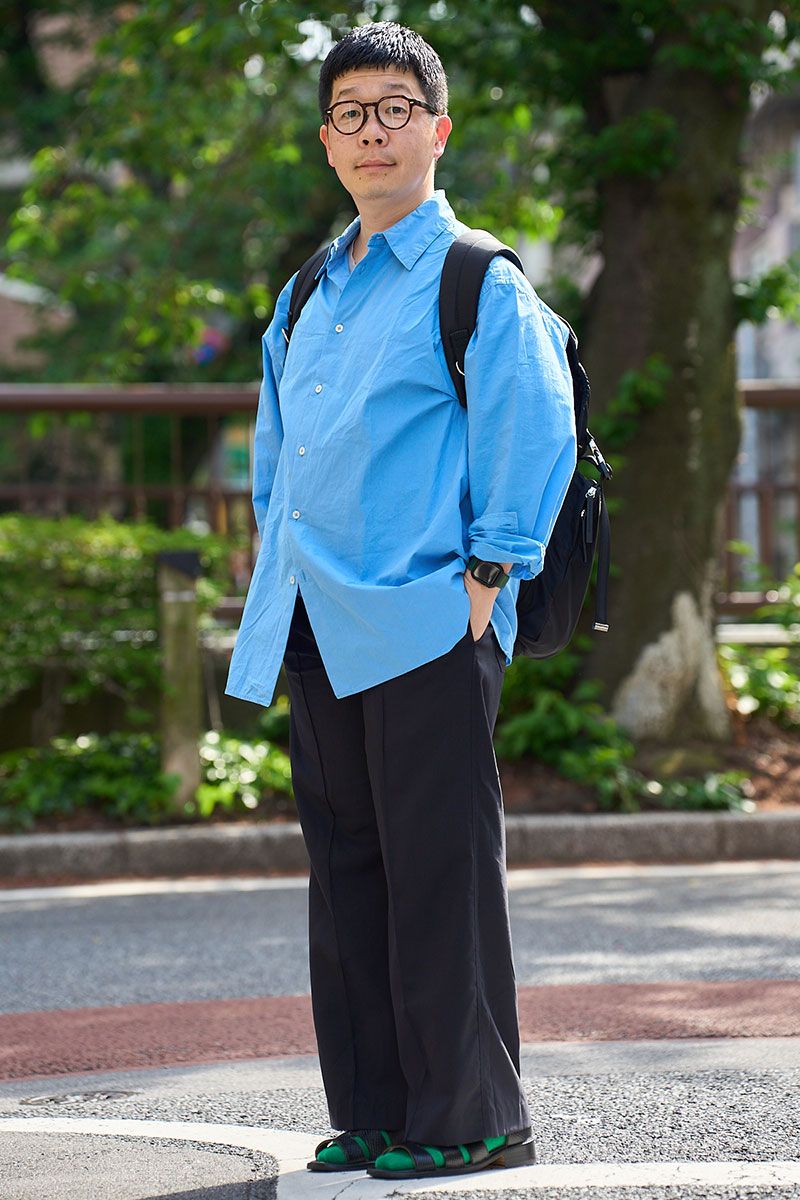 シャツ＝レシス　パンツ＝チノ　シューズ＝レインメーカー　眼鏡、バッグ、リング＝すべて不明　腕時計＝アップル  