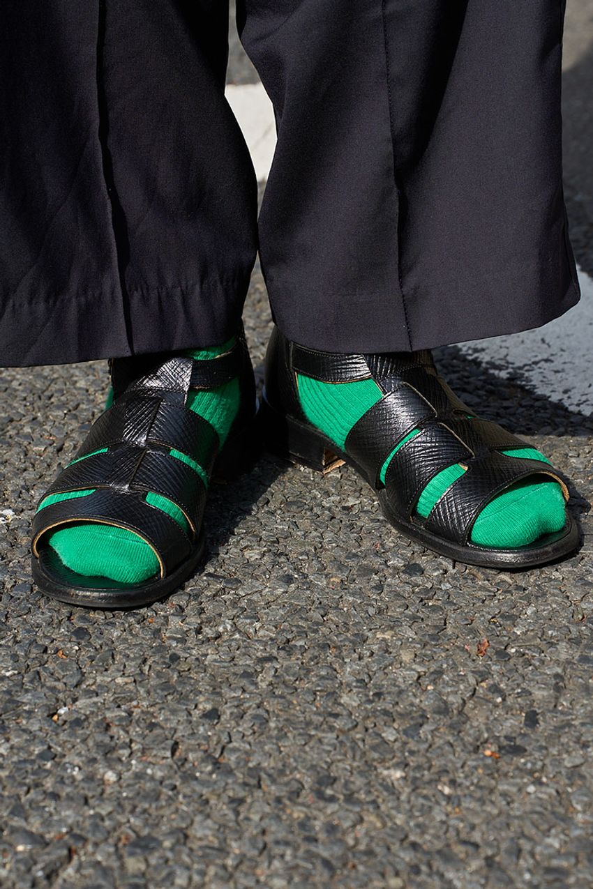 春のサンダルは少々の“品”が必要！「カラーソックス」で彩った、街のスタイルサンプル3選 - 3枚目の画像