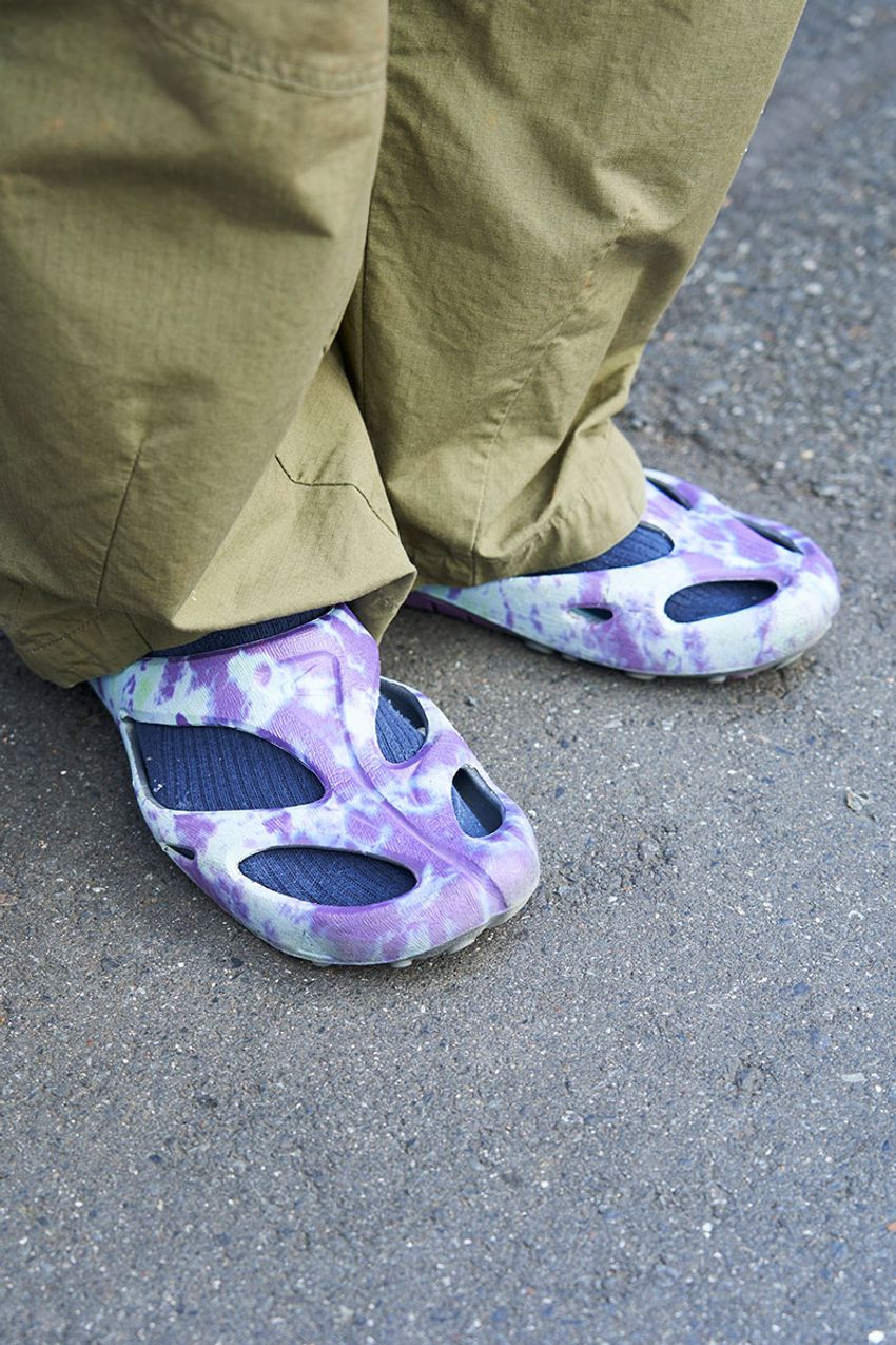 春のサンダルは少々の“品”が必要！「カラーソックス」で彩った、街のスタイルサンプル3選 - 5枚目の画像