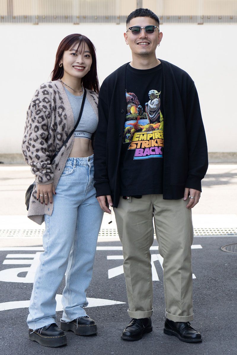 カーディガン、Tシャツ＝ともにユニクロ