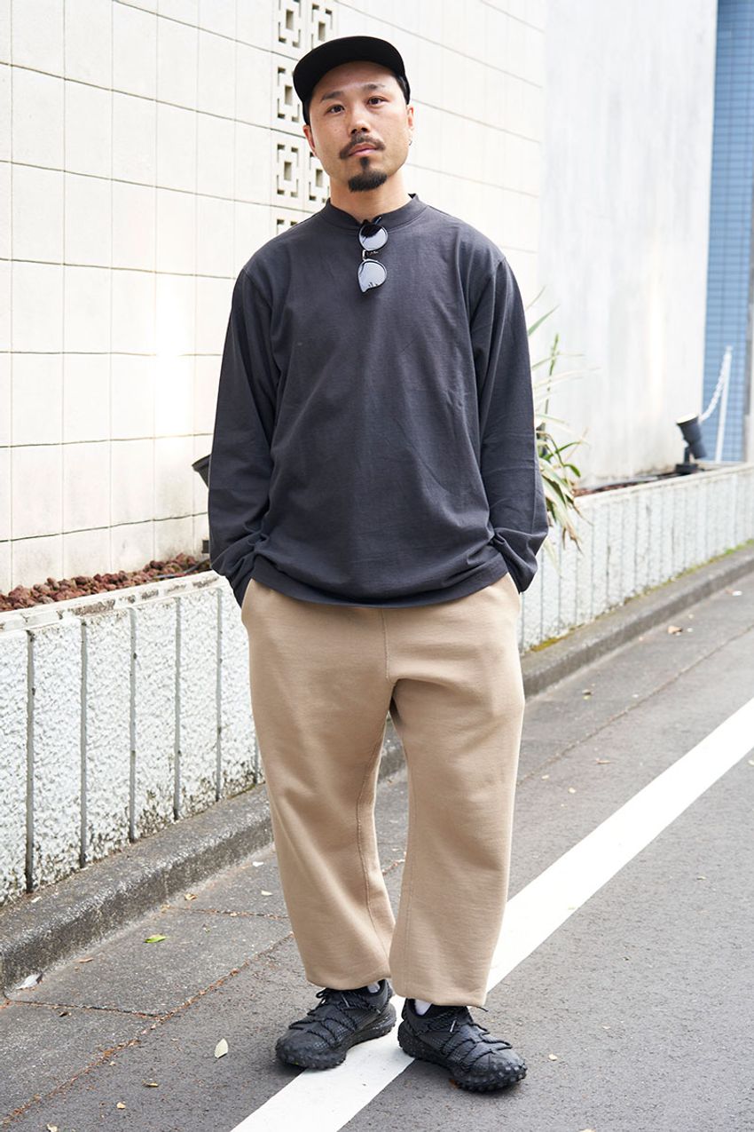 「ロンT×パンツ」春のワンツーコーデがこなれる秘訣。街のリアルコーデ3選で検証！ - 1枚目の画像