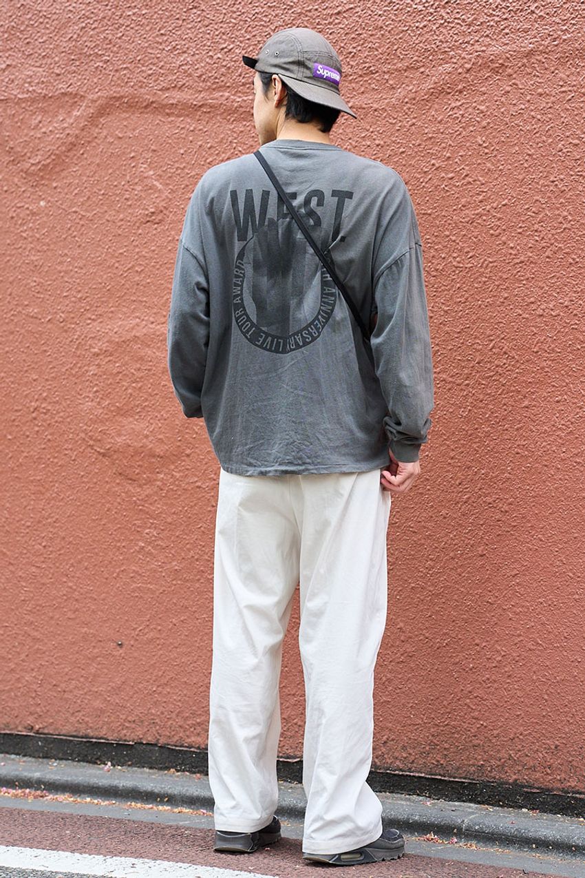 「ロンT×パンツ」春のワンツーコーデがこなれる秘訣。街のリアルコーデ3選で検証！ - 7枚目の画像