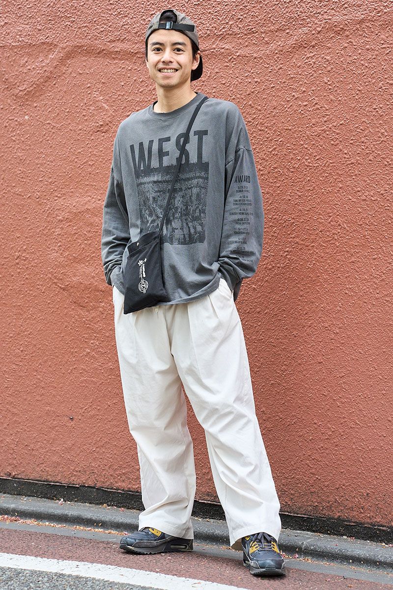 Tシャツ、バッグ＝ともにノーブランド　パンツ＝ウィテンプト　シューズ＝ナイキ　帽子＝シュプリーム  