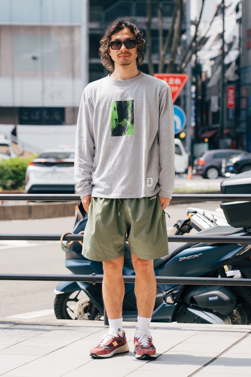 Tシャツ、パンツ=ともにボーラホリック シューズ=ニューバランス 眼鏡=エポキ 腕時計=アップル ネックレス=ディオール ネックレス2=ジバンシィ レスレット=ティファニー