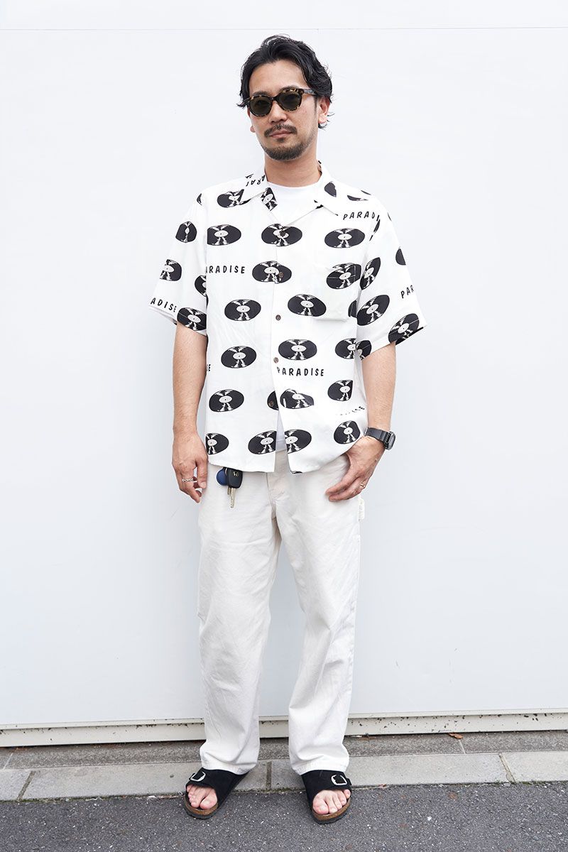 シャツ＝ワコマリア　パンツ＝トレーズマン　シューズ＝ビルケンシュトック　眼鏡＝ブラン　腕時計＝カシオ　リング＝ホーセンブース