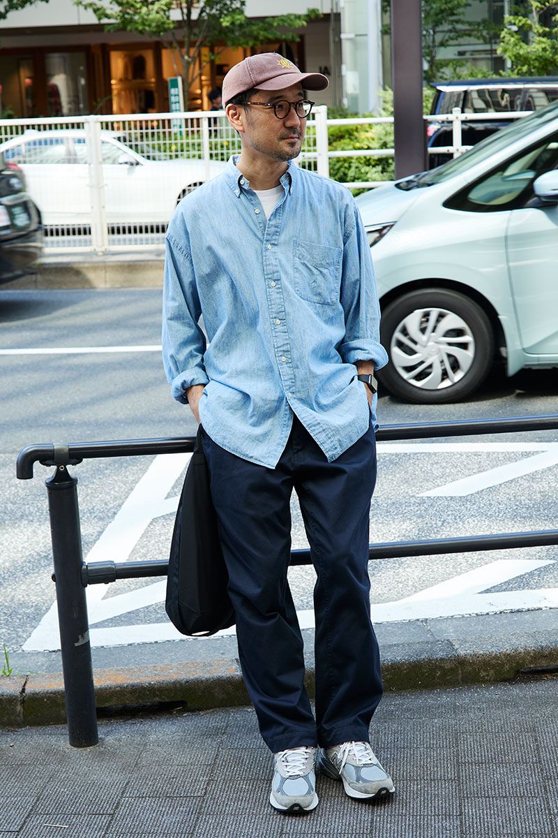シャツ＝ラルフ ローレン　Tシャツ＝ヘインズ　パンツ、バッグ＝ともにナナミカ　スニーカー＝ニューバランス　キャップ＝ノーブランド　眼鏡＝アイヴァン　腕時計＝アップル