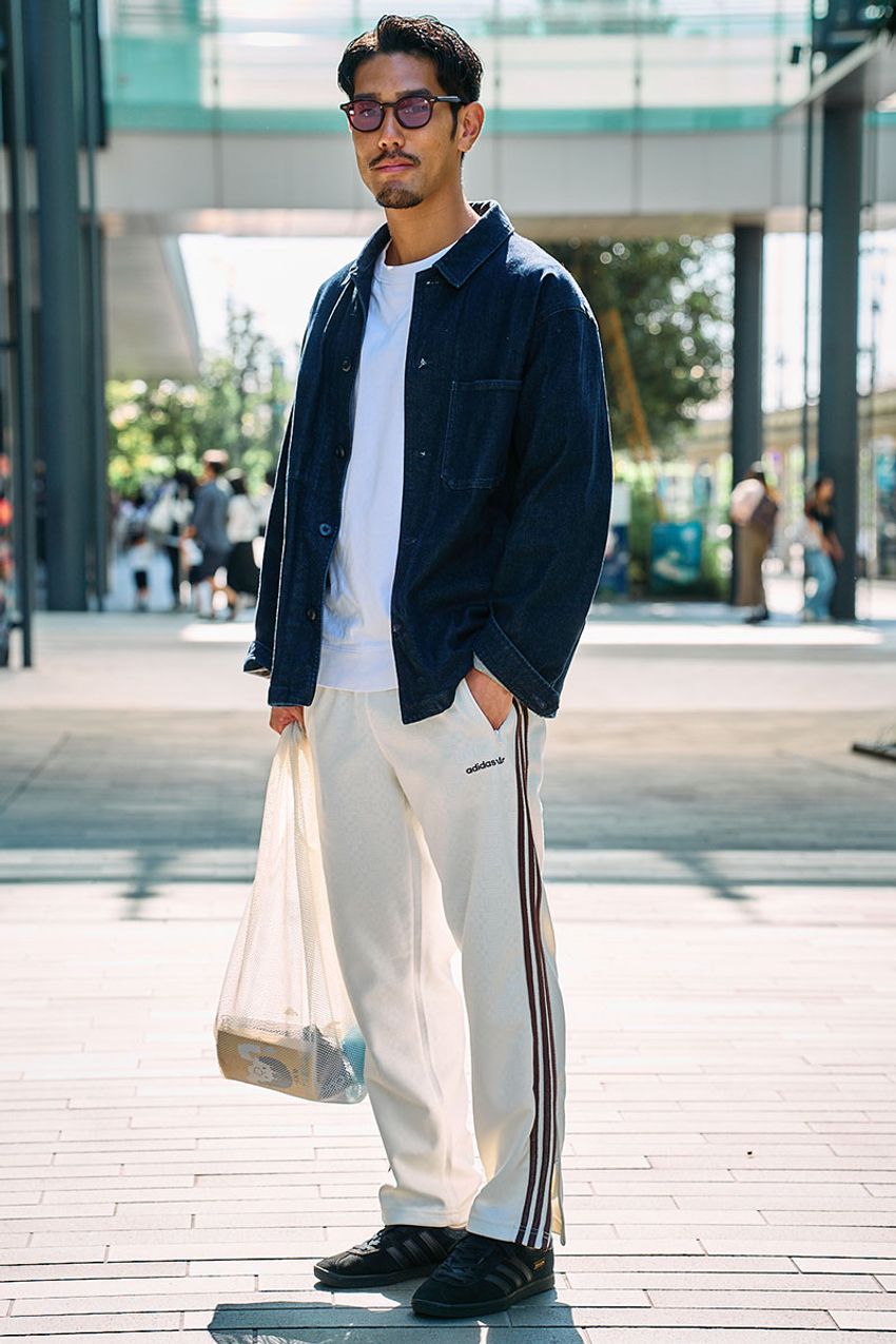 大人の「スポーツMIXコーデ」を街角スナップで調査！ ゲームシャツ、アディダスジャージetc. - 6枚目の画像