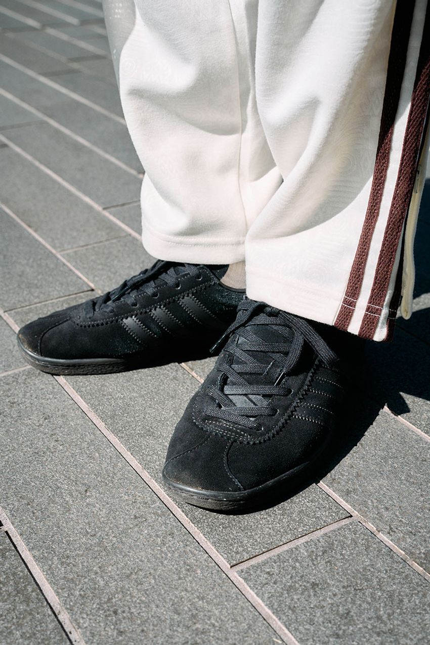 大人の「スポーツMIXコーデ」を街角スナップで調査！ ゲームシャツ、アディダスジャージetc. - 7枚目の画像