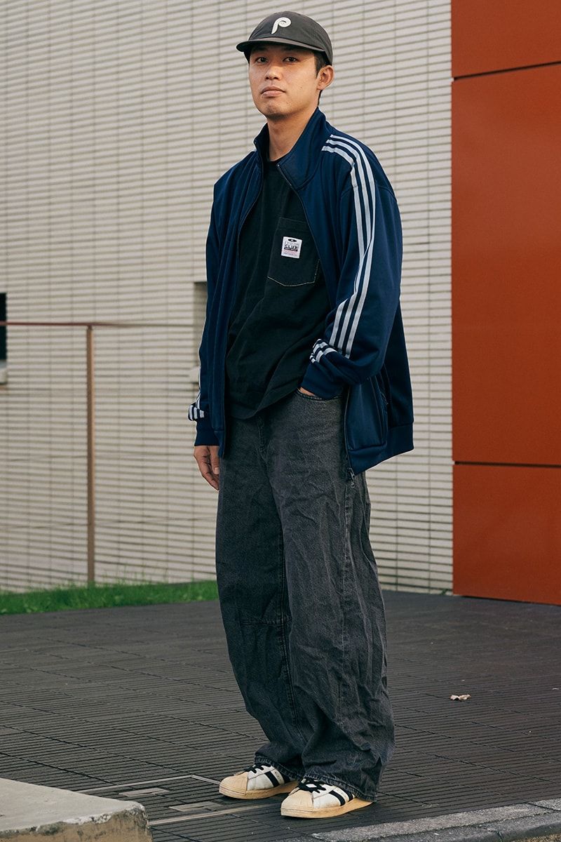 ジャケット＝アディダス　Tシャツ＝ブラックピッツァスタジオ　デニム＝ジーユー　スニーカー＝アディダス オリジナルス　帽子＝ヴェロスピカ